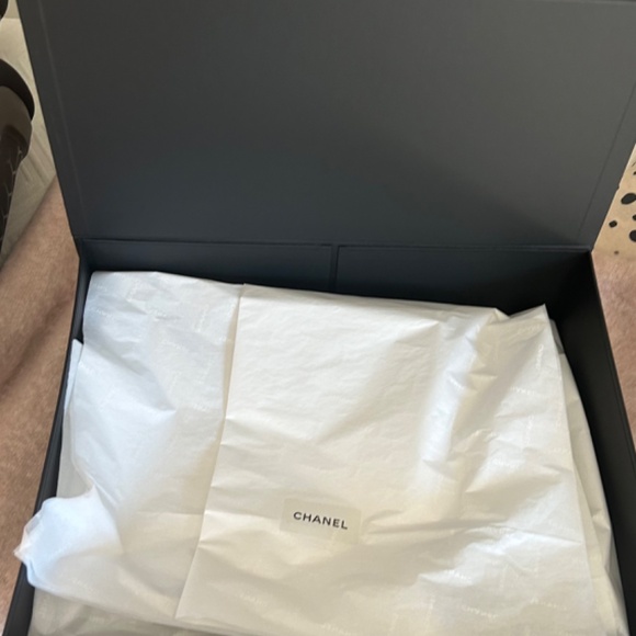 Chanel Boy bag - New Medium black caviar with gold hardware - Picture 8 of 8